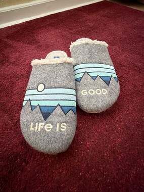 Life Is Good Women's Closed Toe Mule Slippers Gray Mountain Scene